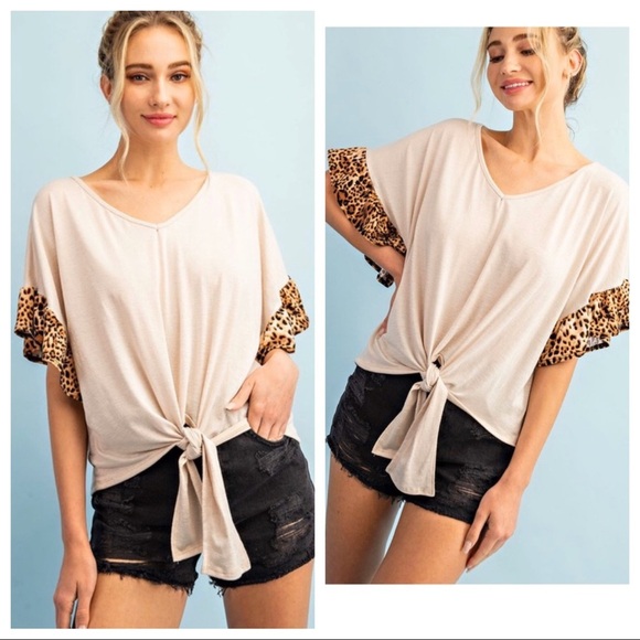 🛍NEW! V-Neck Top with Cheetah print detail! - Picture 1 of 9